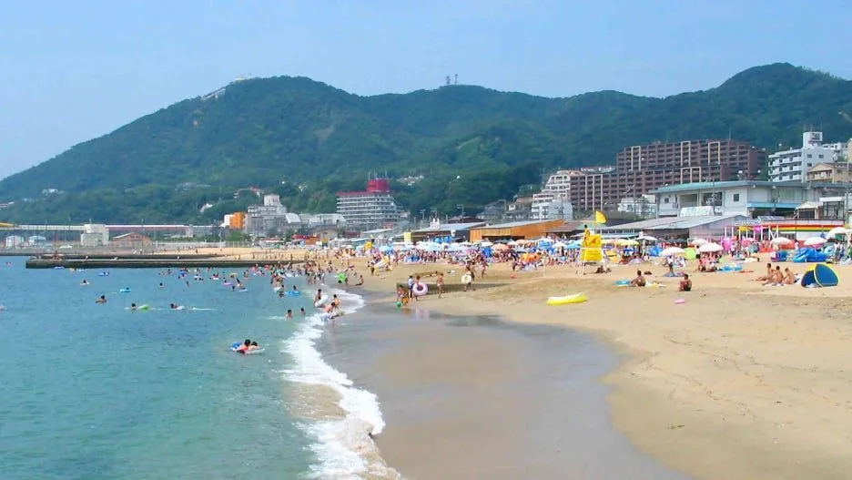 고베 스마 해수욕장의 해변과 비치하우스